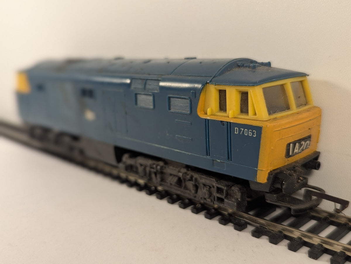 Hornby OO Gauge Class 35 Hymek Locomotive D7063 BR Blue R758 Spares or Repair
