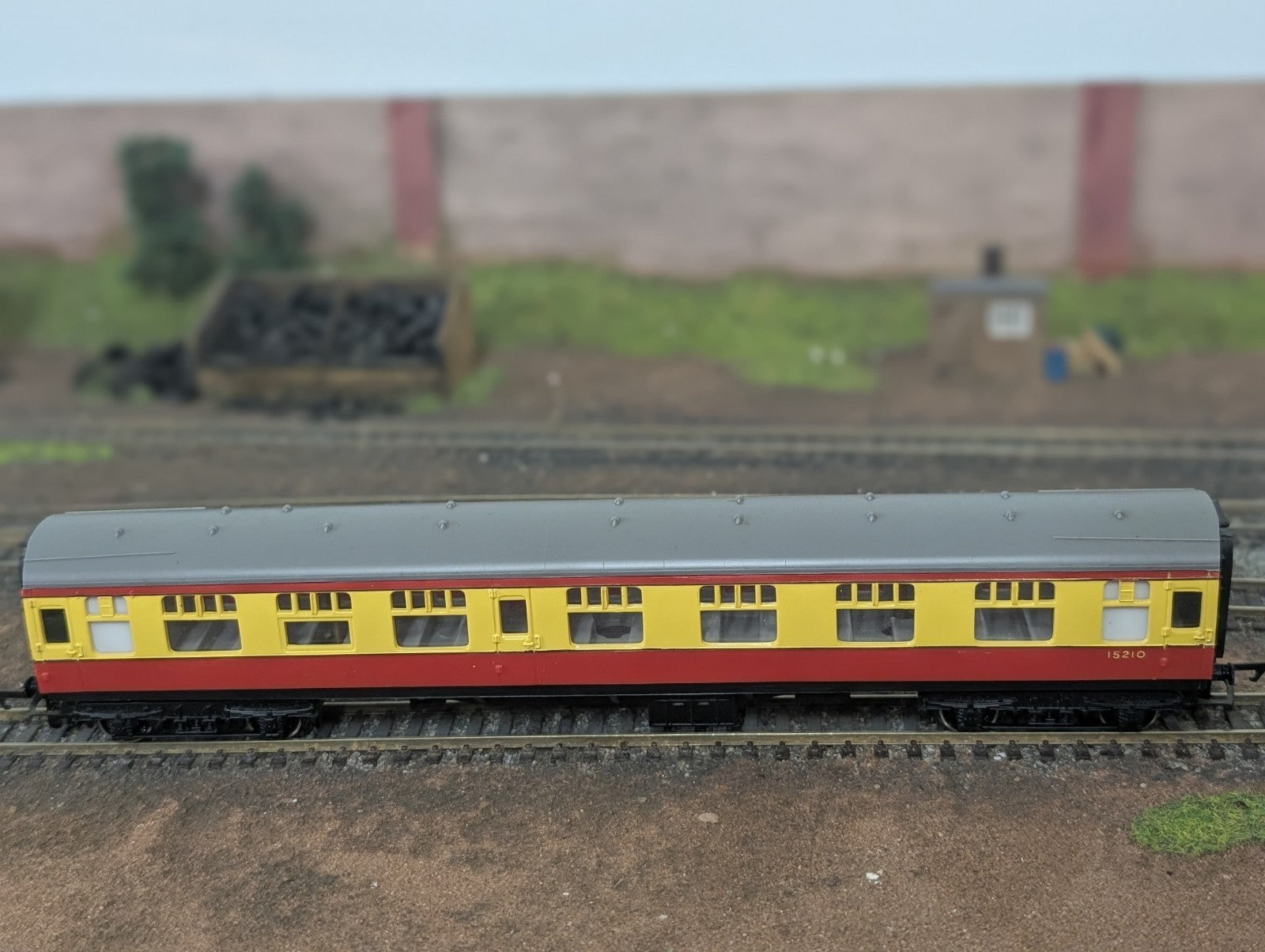 Tri-ang R626 OO Gauge BR Mk1 Composite Corridor Coach M15210 Crimson & Cream