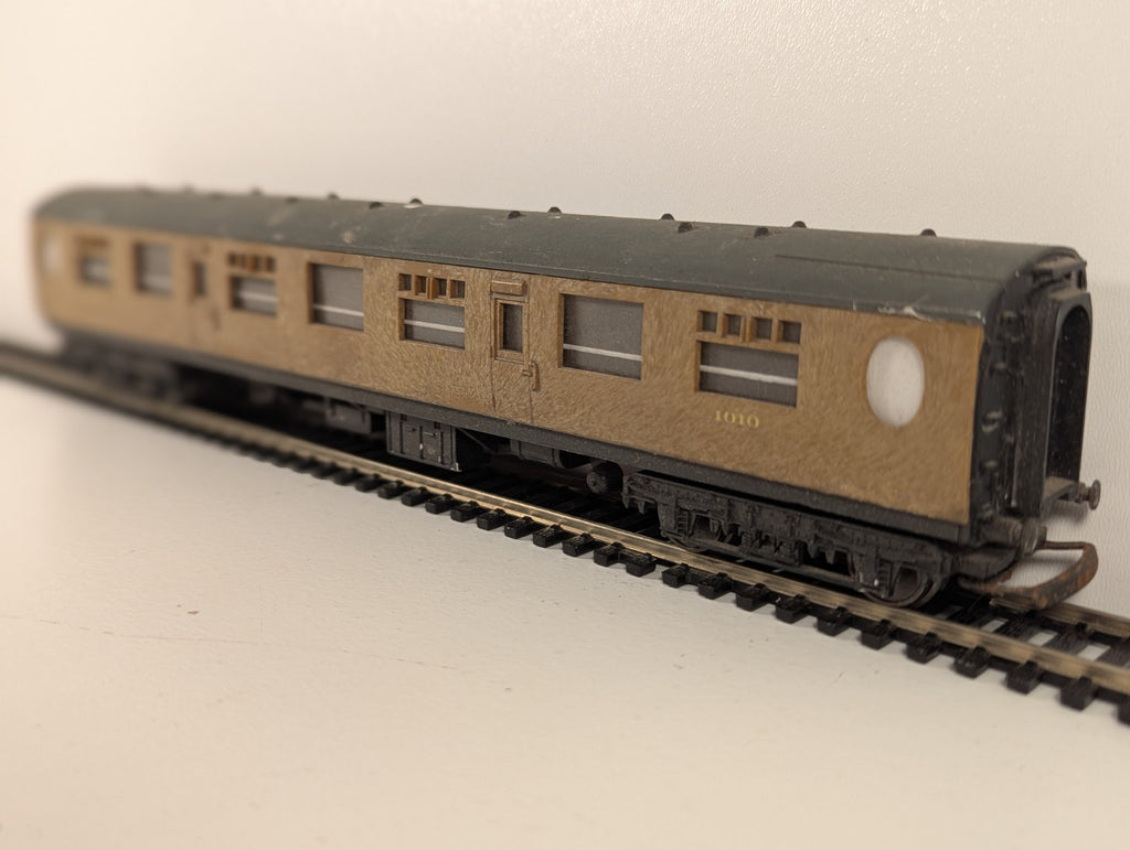 Tri-ang OO Gauge LNER Teak Composite Third Coach