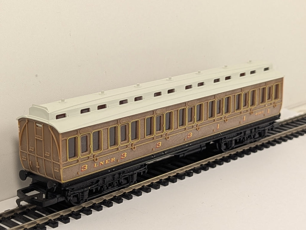 Hornby OO Gauge LNER Clerestory Coach Teak Finish