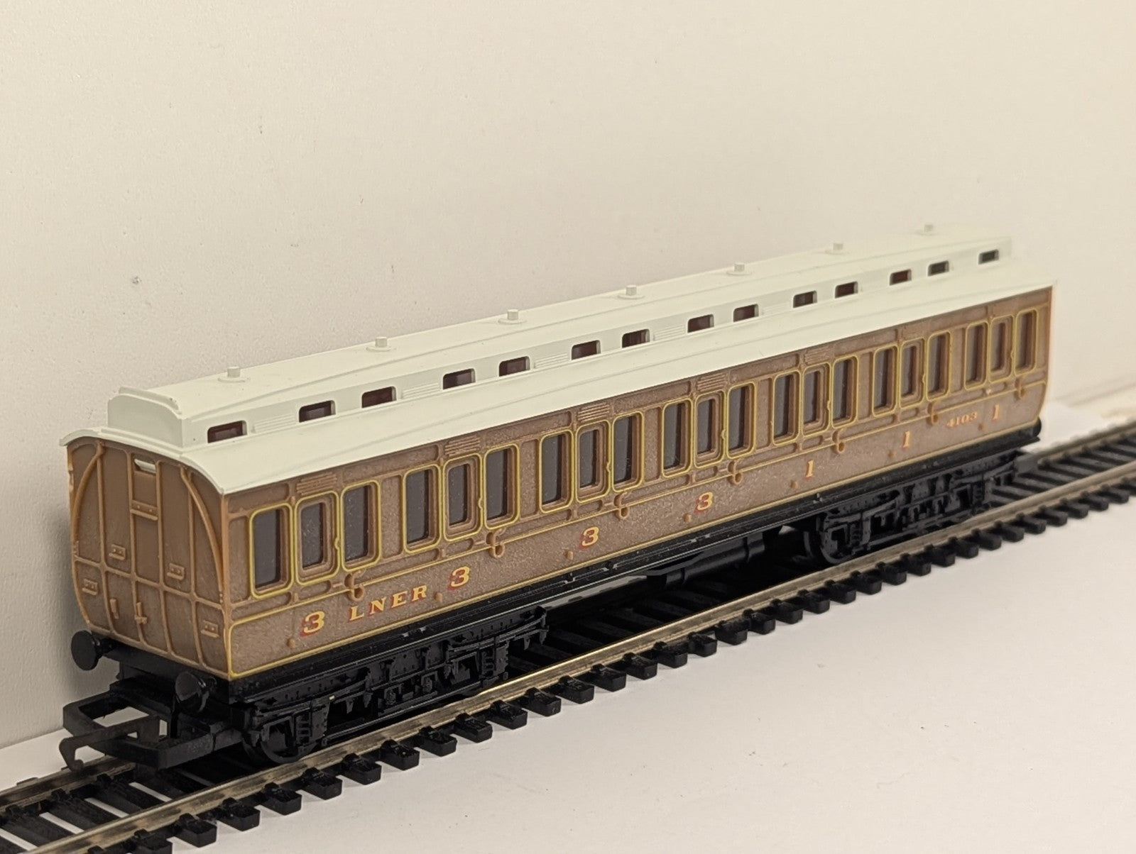 Hornby OO Gauge LNER Clerestory Coach Teak Finish