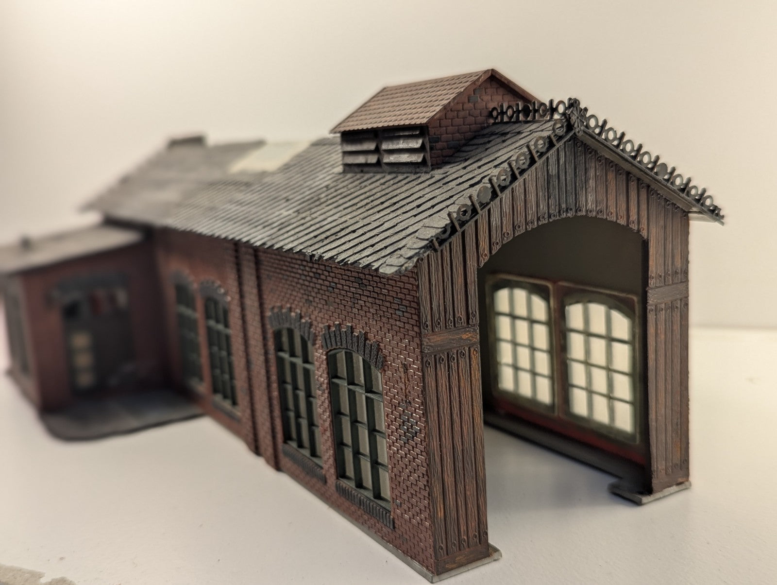 Pola HO Scale 163 Single Stall Engine Shed with Workshop Built