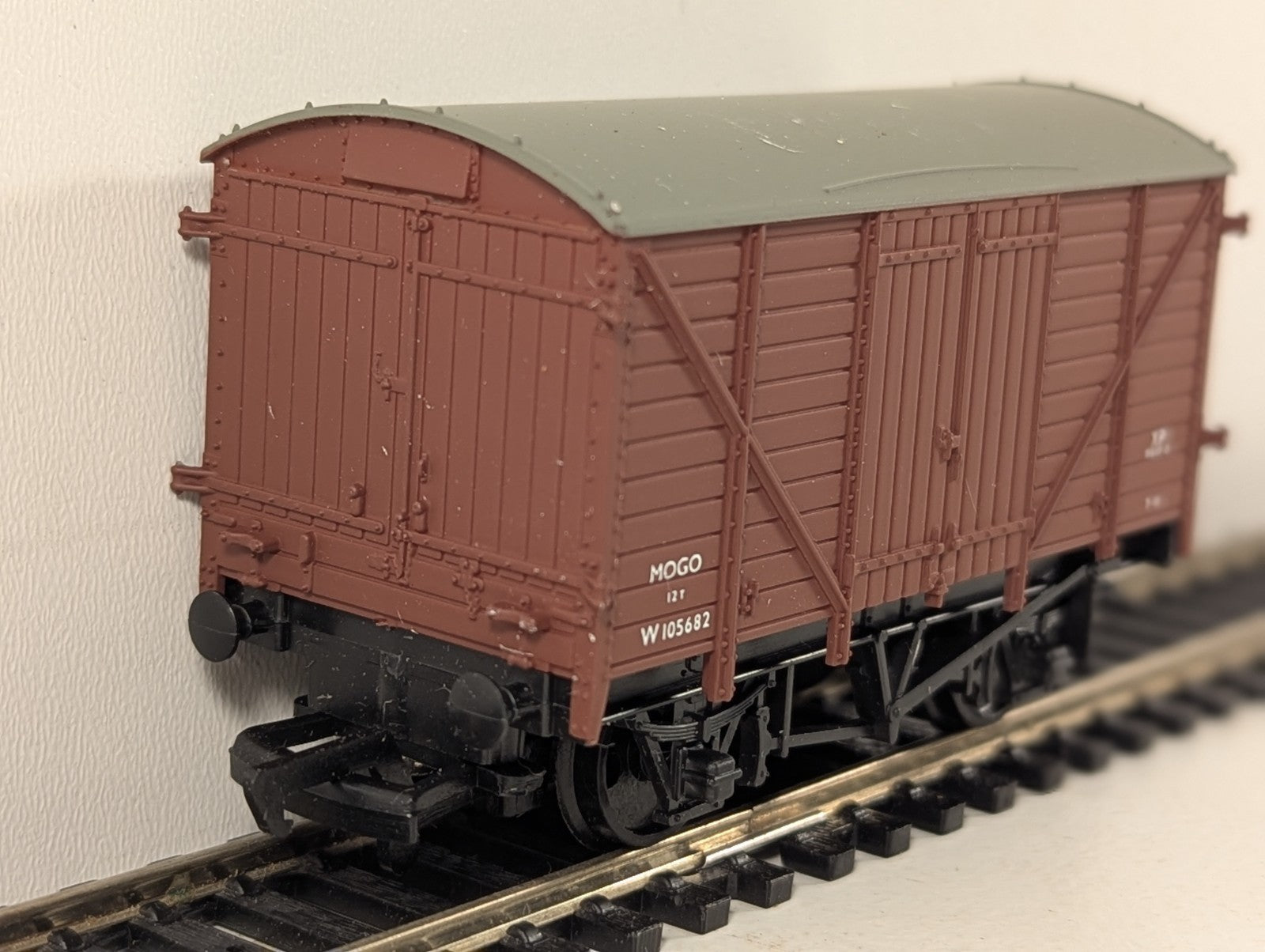 Mainline 37412 OO Gauge BR Bauxite 12T Mogo Van - Boxed