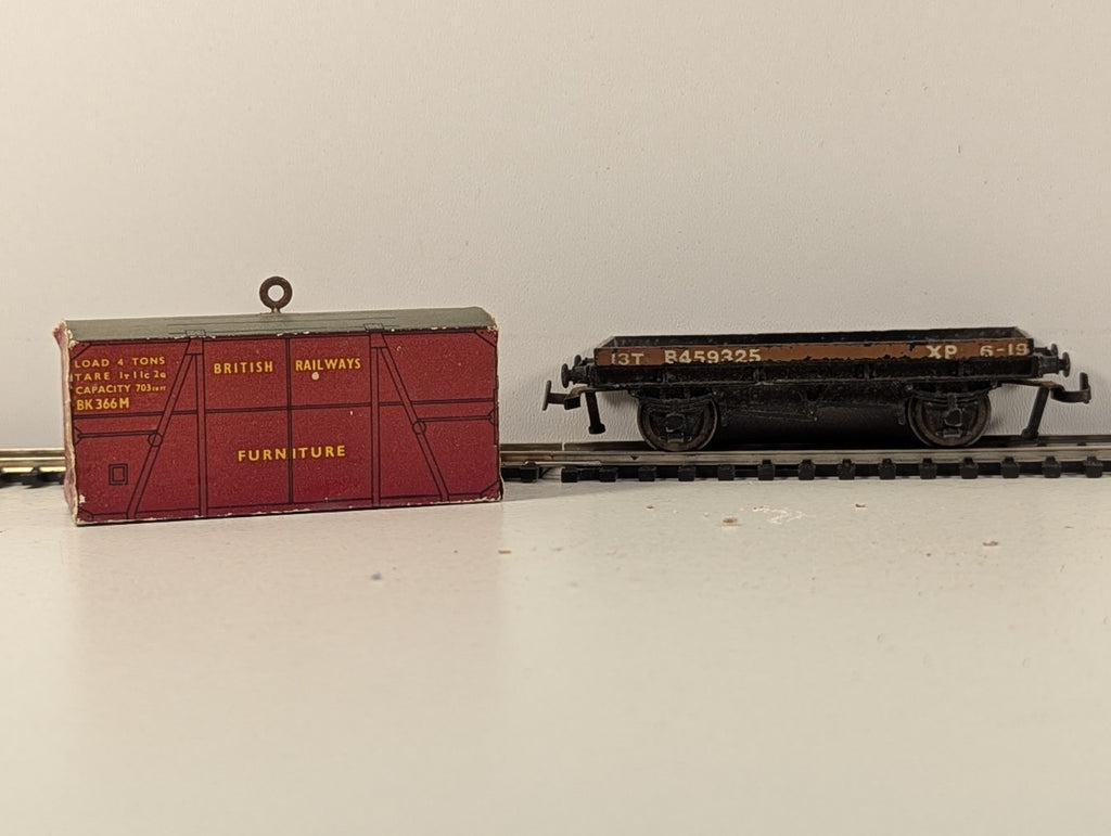 Hornby Dublo 32087 OO Gauge Low-Sided Wagon D.1 with BR Furniture Container