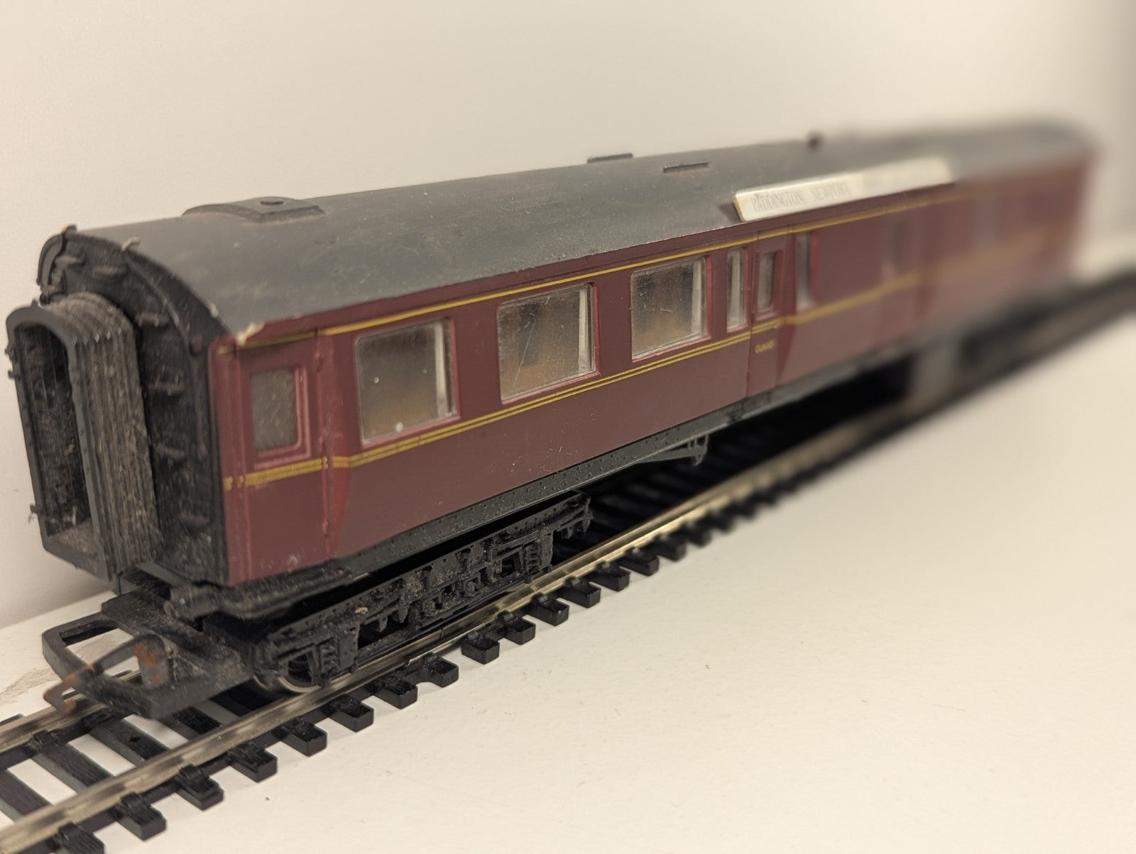 Airfix 54210 OO Gauge BR Maroon Centenary Brake Coach W4576W – Damaged