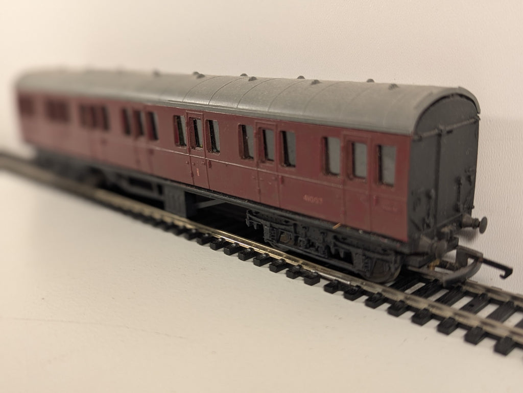 Tri-ang R120 Maroon Suburban Brake Coach M43171 – OO Gauge