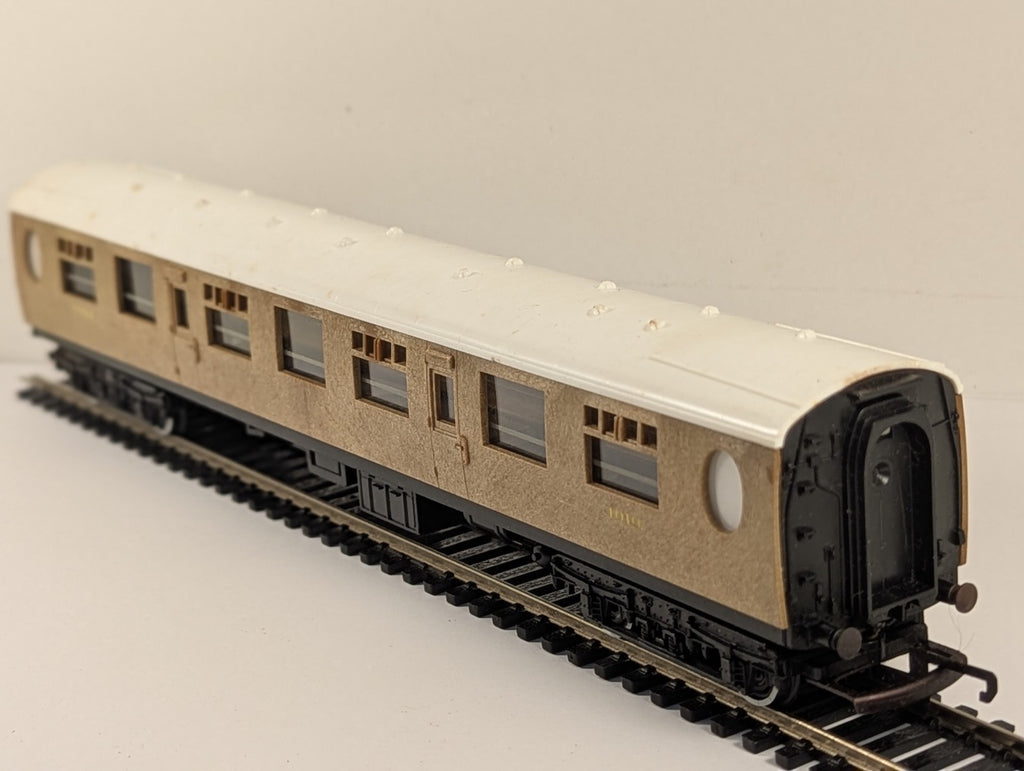 Hornby OO Gauge R435 LNER Teak Composite Coach 1010