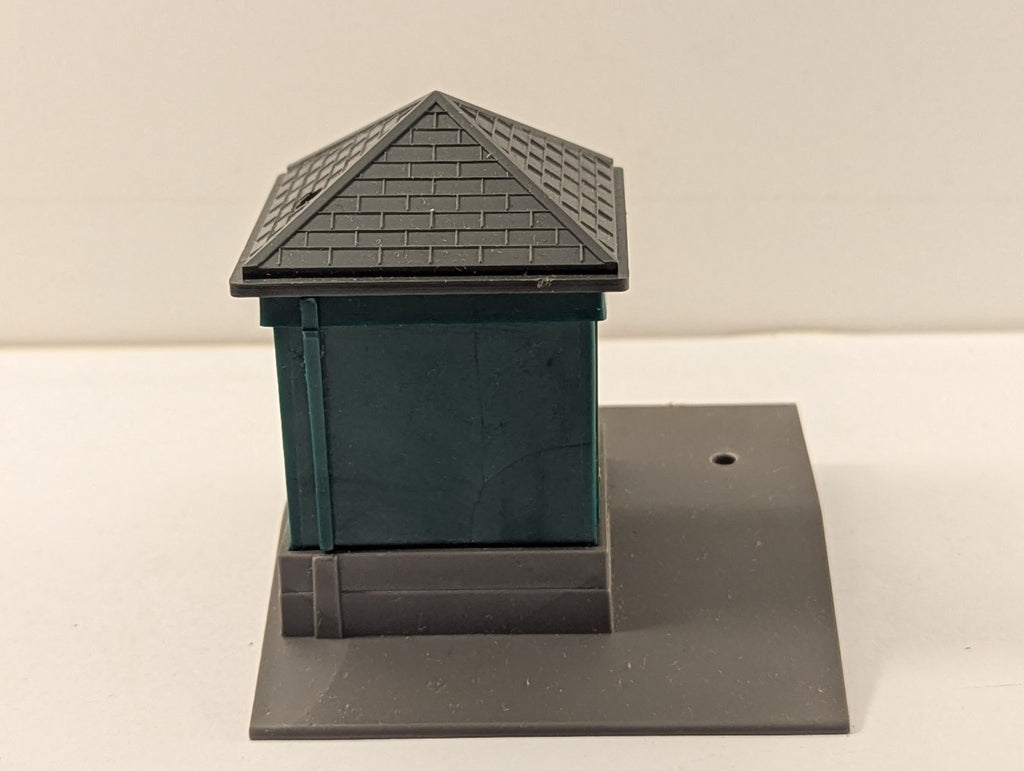 Tri-ang OO Gauge R.72 Gate Keeper's Hut