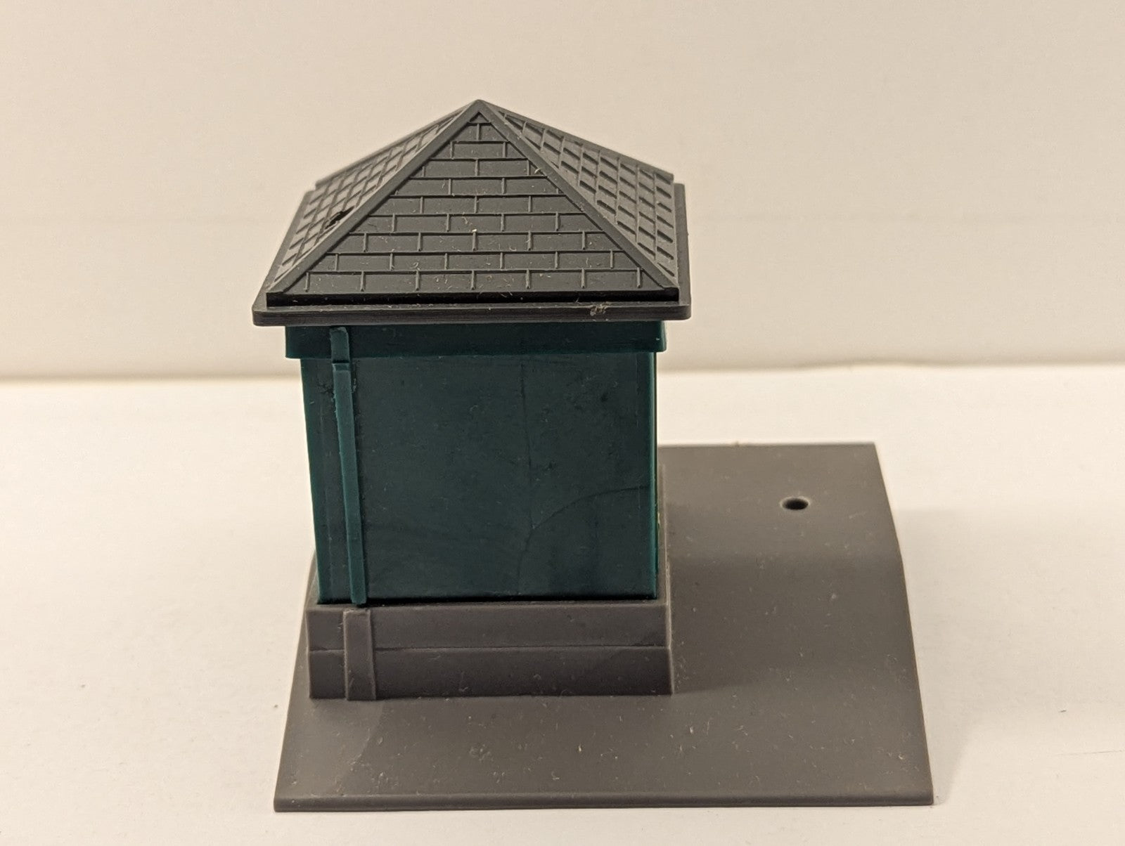 Tri-ang OO Gauge R.72 Gate Keeper's Hut