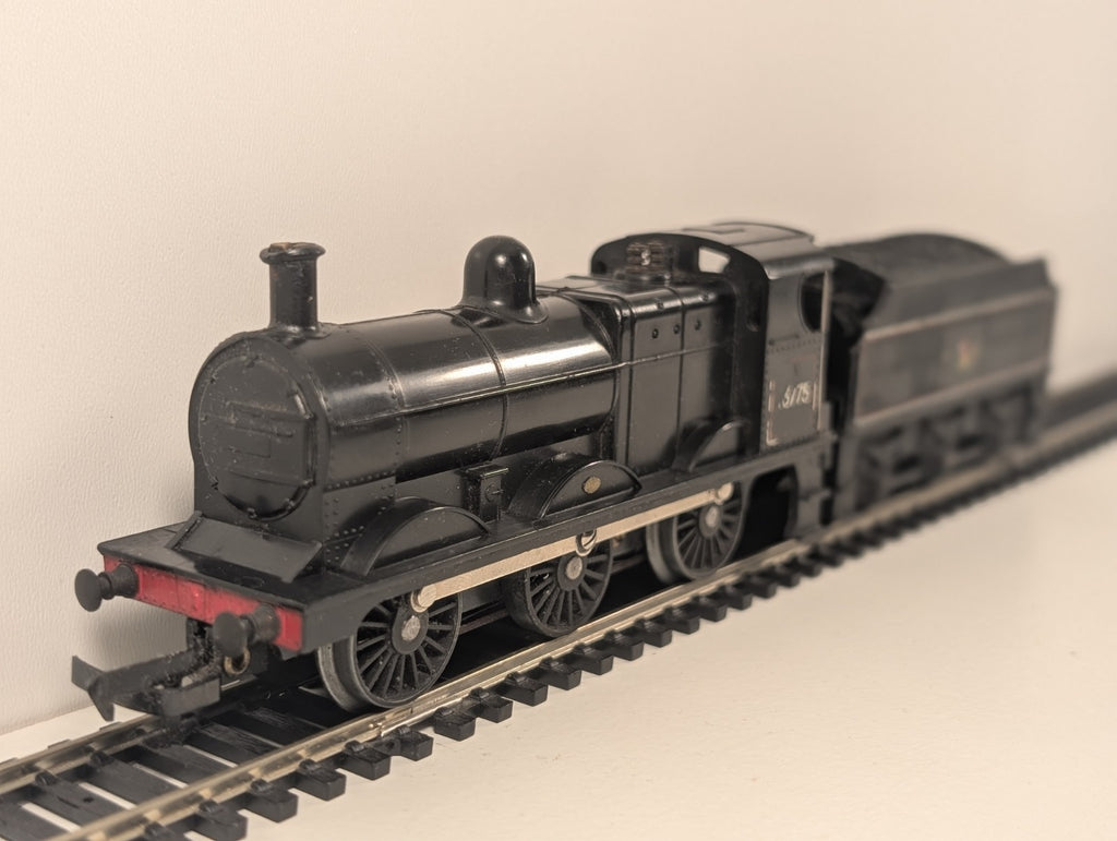 Tri-ang R251 OO Gauge Class 3F 0-6-0 No. 43775 – Wrong Tender