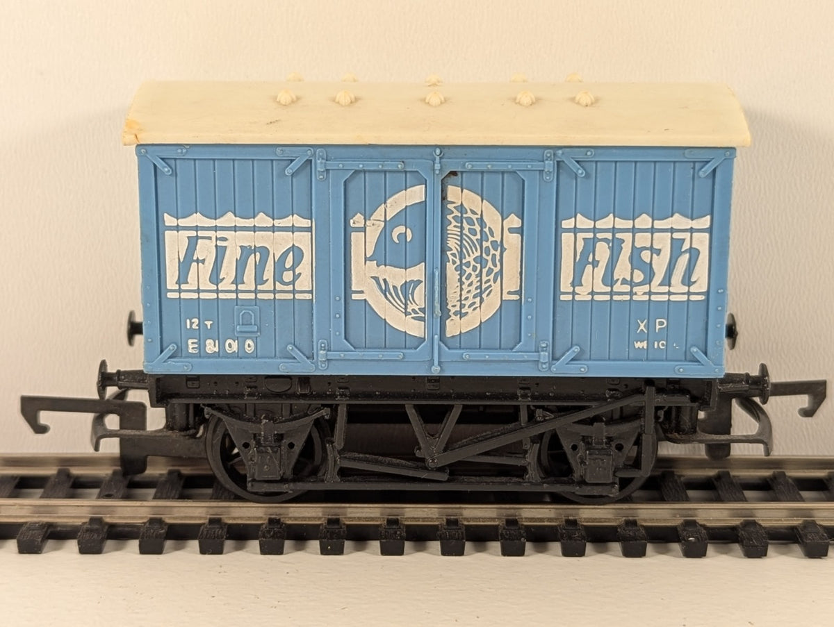 Hornby R013 Fine Fish Van – E81010 – OO Gauge