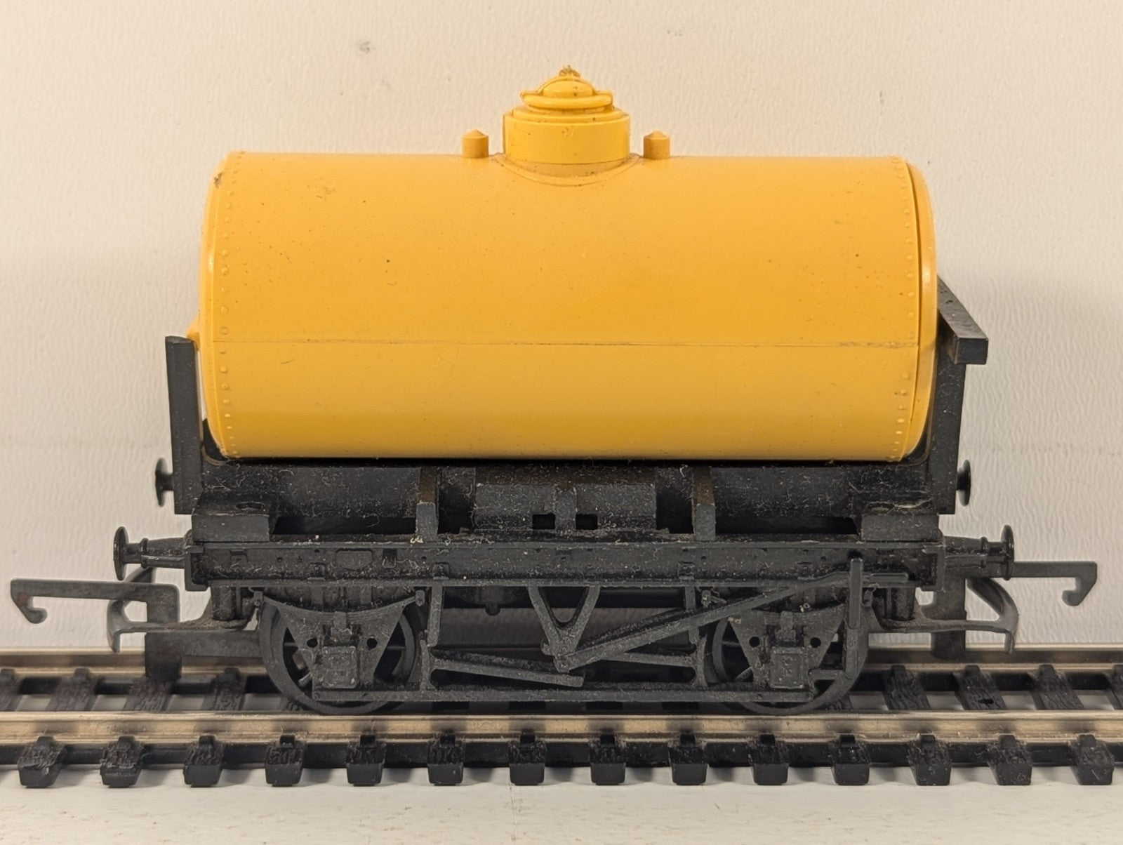 Tri-ang OO Gauge Plain Yellow Tank Wagon