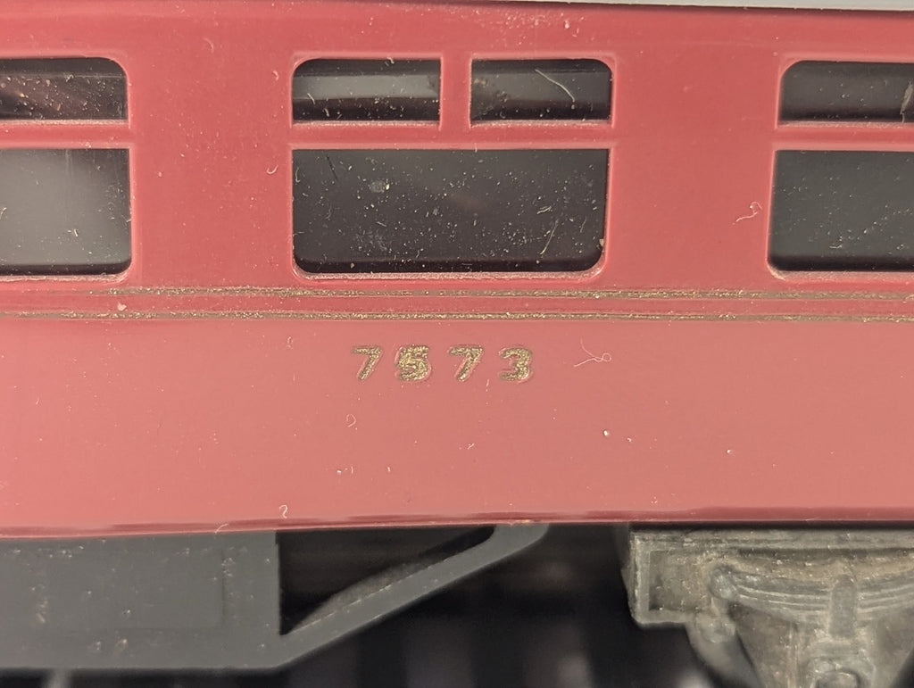 Tri-ang OO Gauge LMS Short Bogie Coach Passenger Coach 7573 LMS Maroon R28