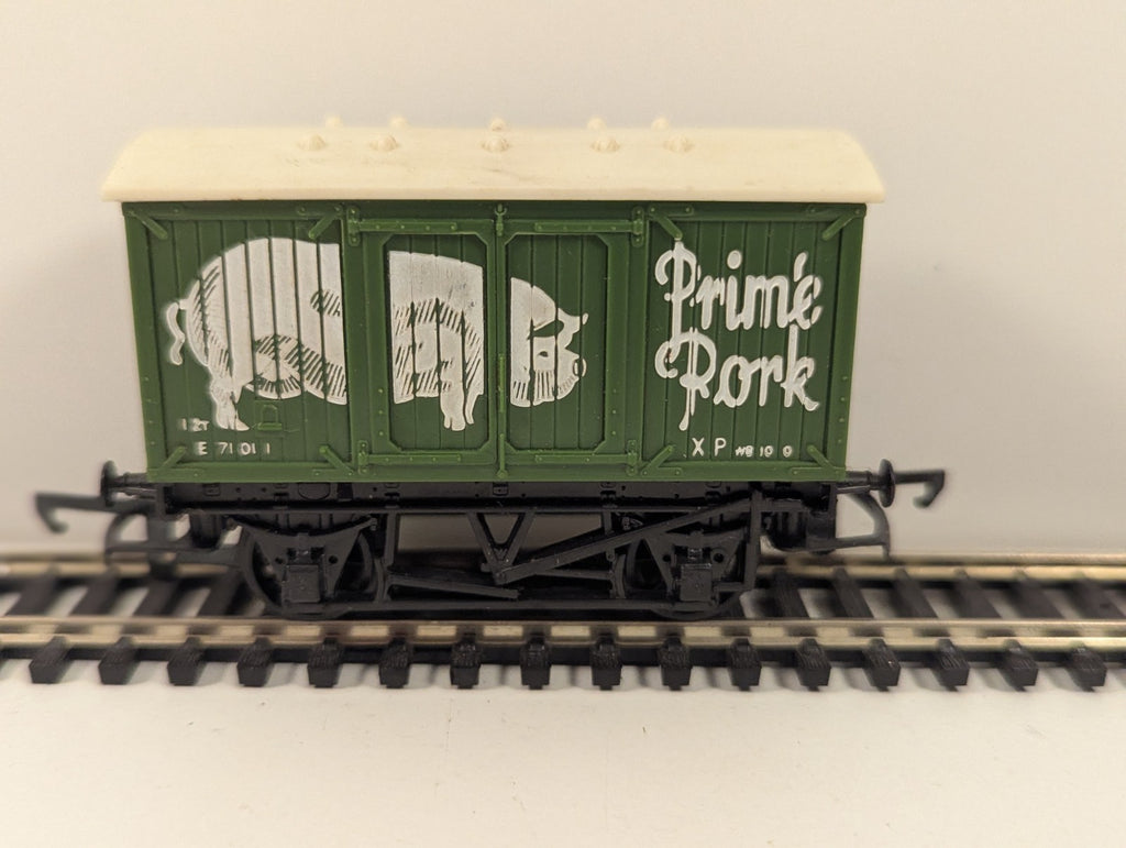 Hornby R162 OO Gauge Prime Pork Vent Van Wagon boxed