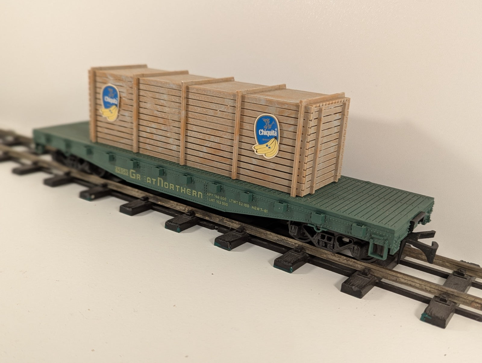 AHM 7301C Great Northern Flat Car with Crate – O Scale