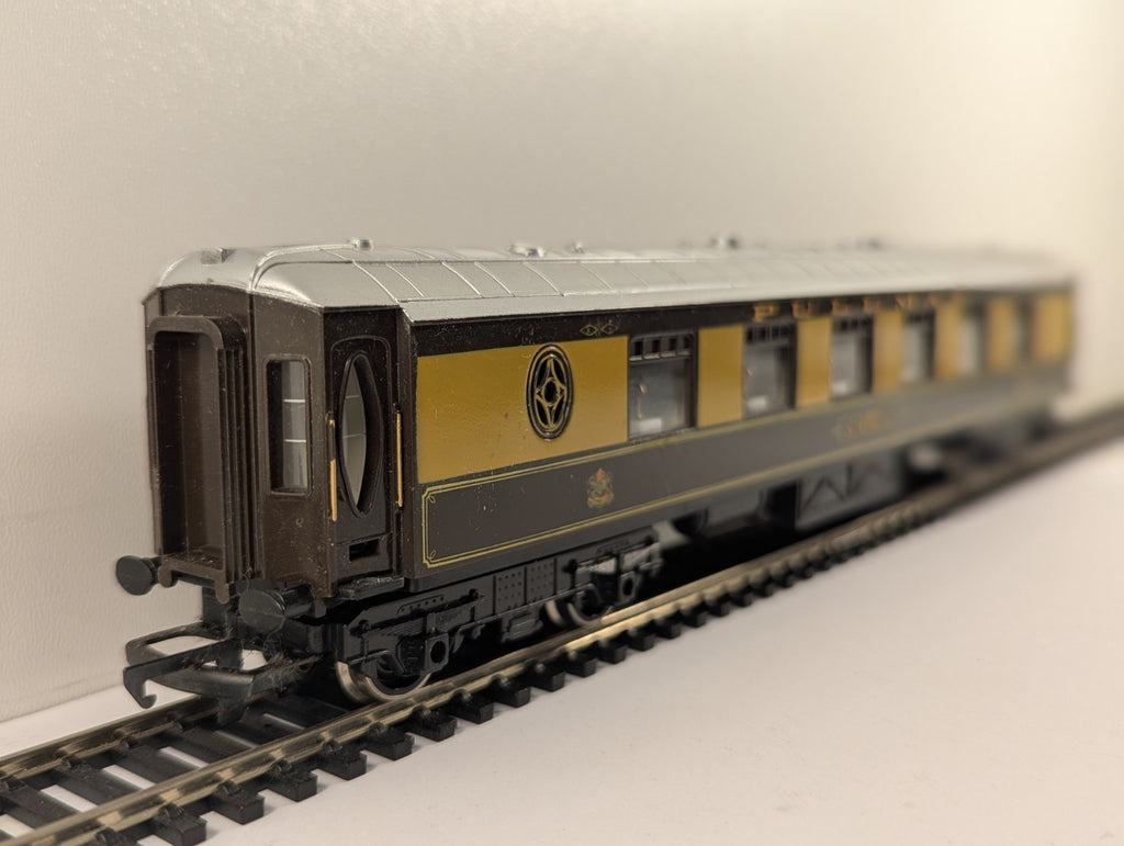 Hornby R229 OO Gauge Pullman Coach "Sheila" - Damaged Name Decals