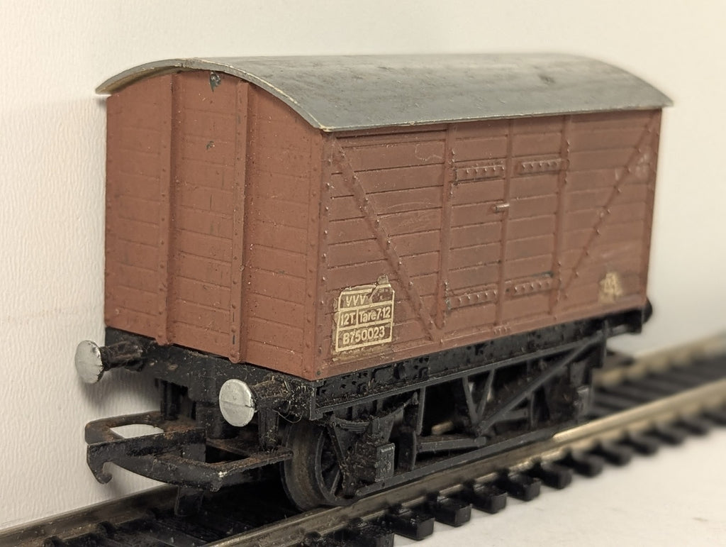 Tri-ang OO Gauge 12T Ventilated Van Goods Van B750023 BR Bauxite R.12