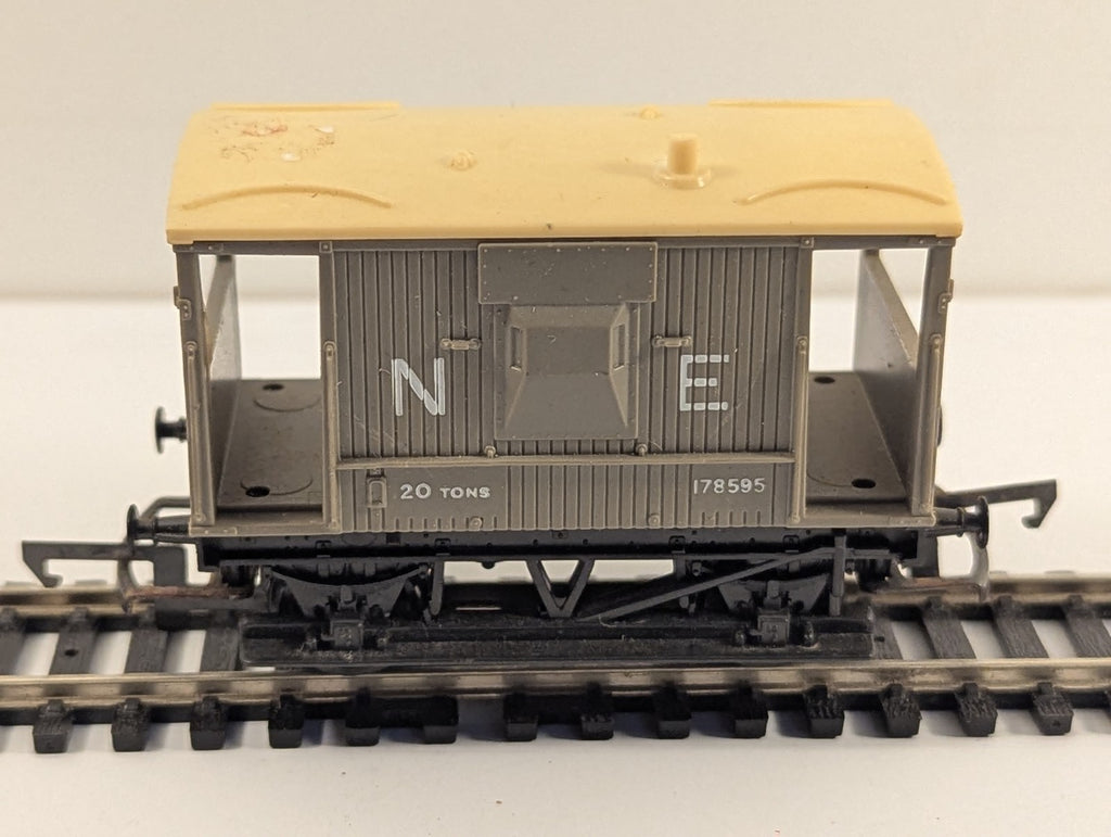 Hornby R124 OO Gauge LNER NE 20 Ton Brake Van 178595