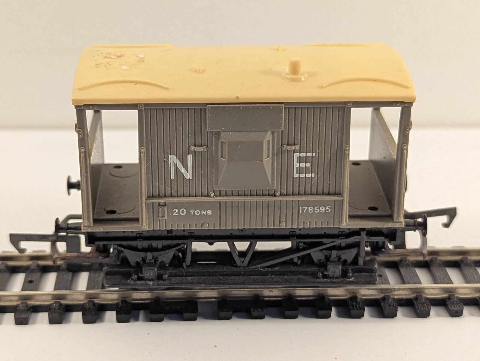 Hornby R124 OO Gauge LNER NE 20 Ton Brake Van 178595