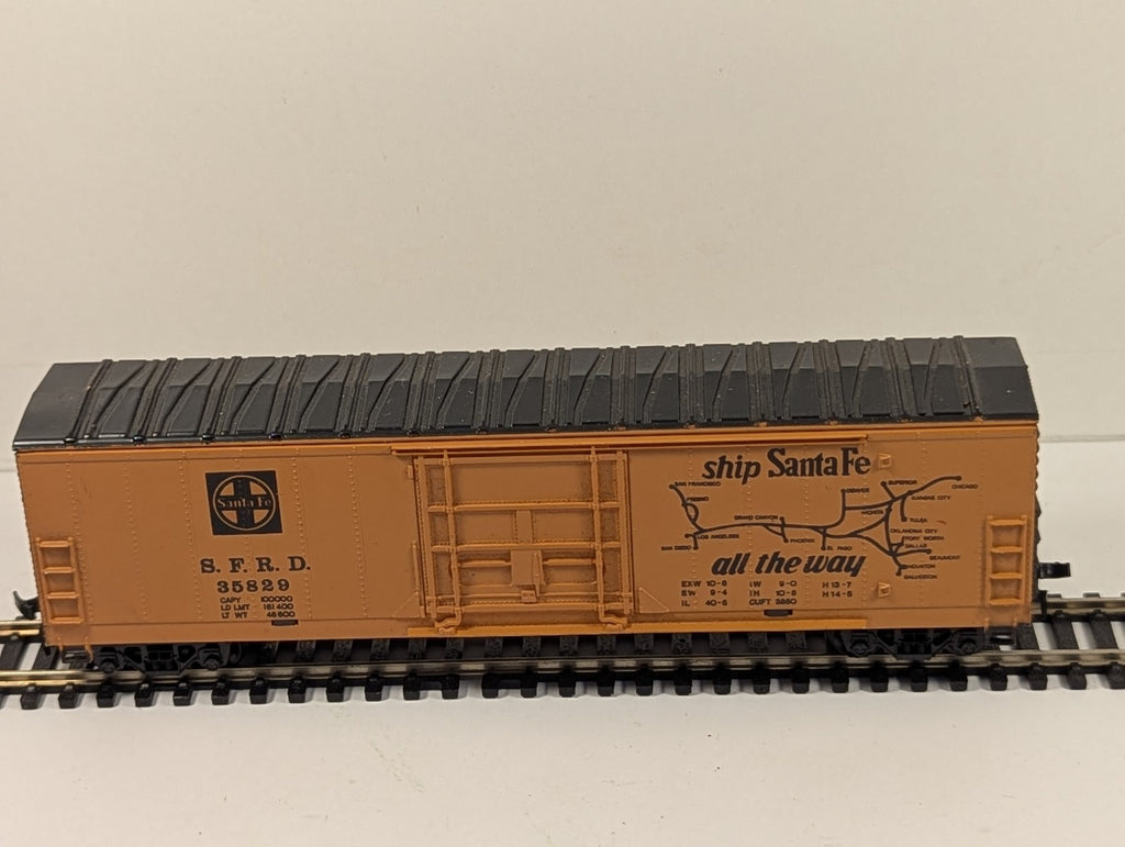 HO Gauge Santa Fe SFRD Orange Box Car - Broken Coupler
