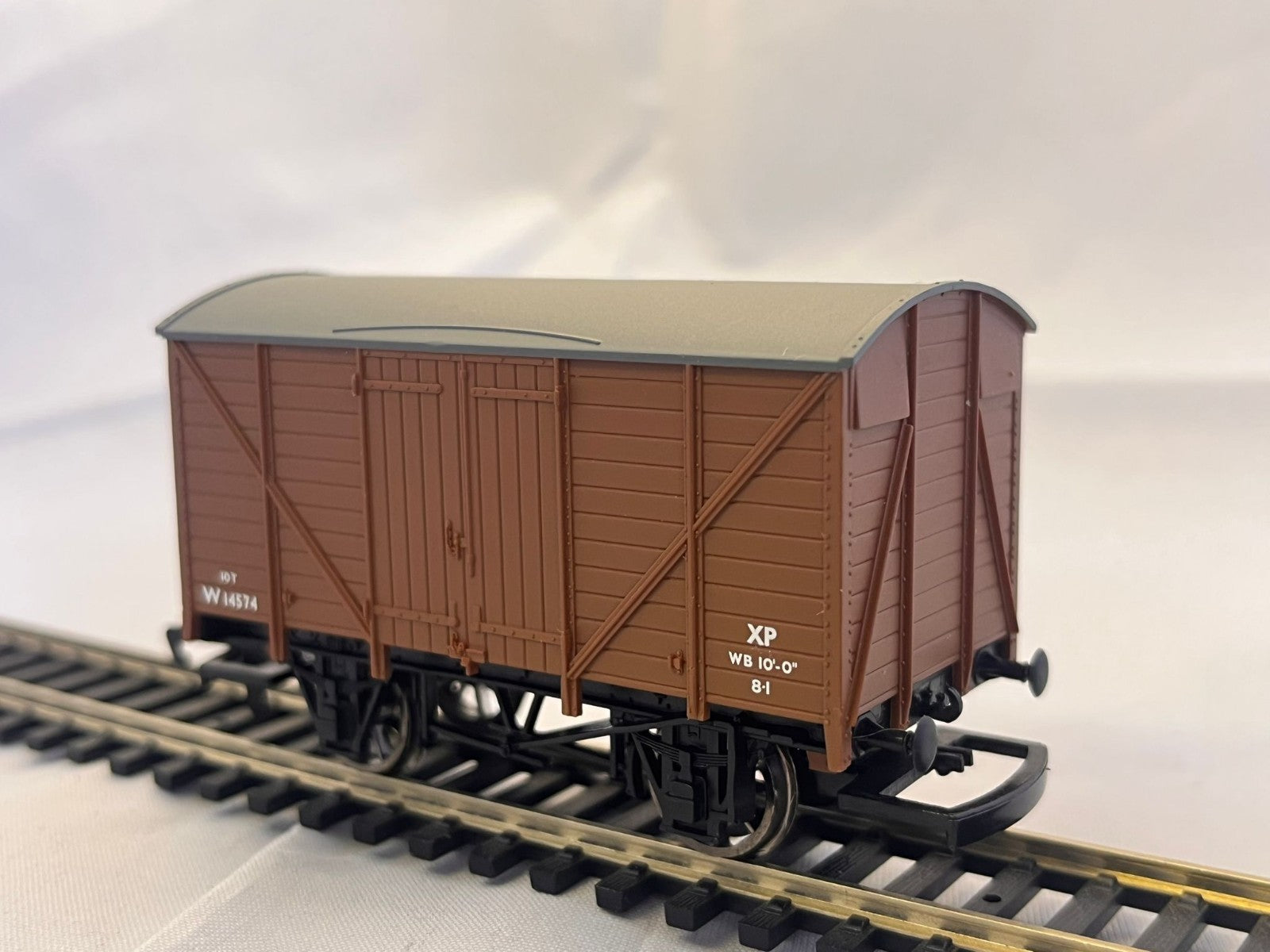 Hornby R6271 BR Brown 10 Ton Ventilated Van