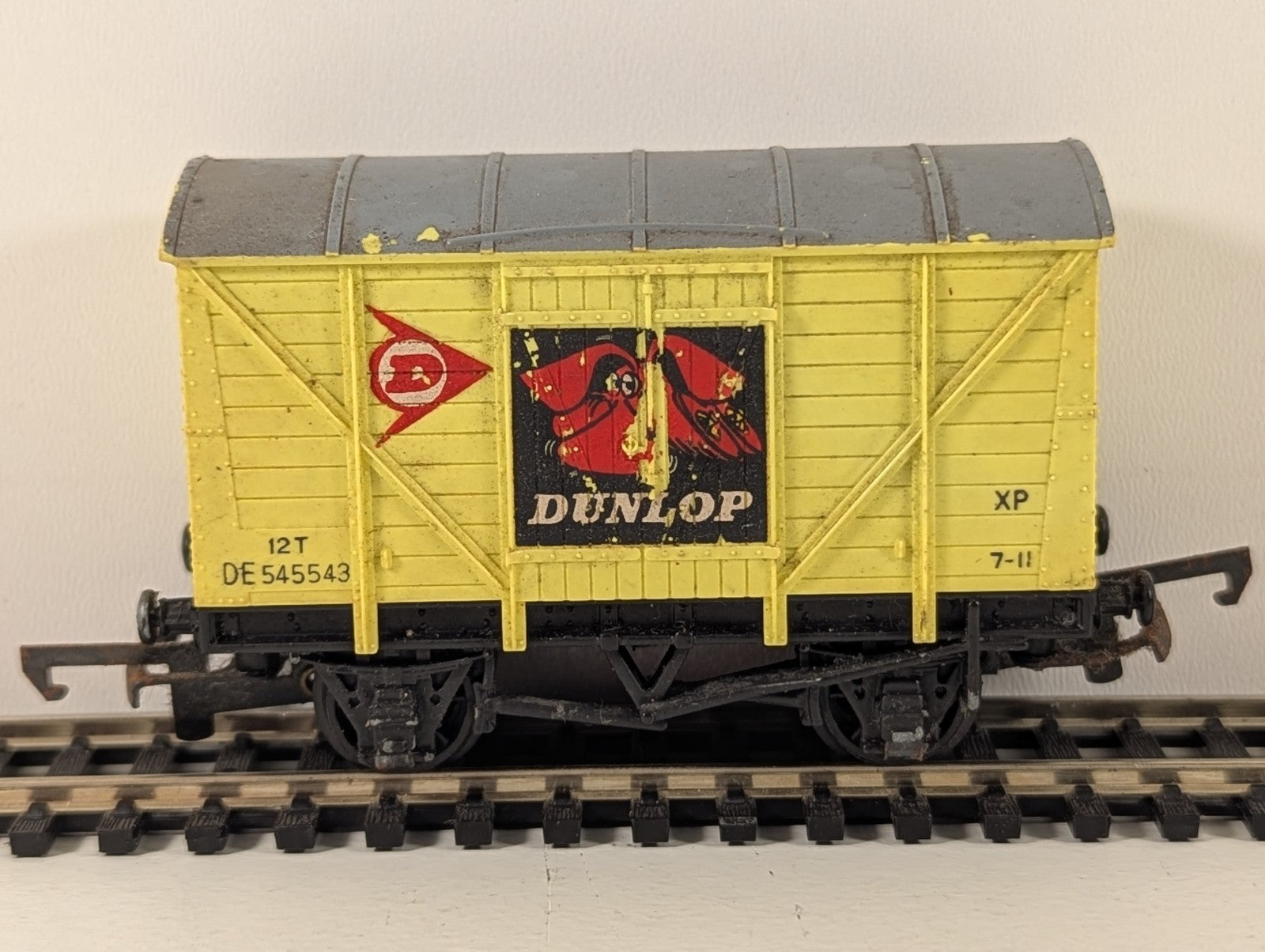 Wrenn Railways W5004 OO Gauge 12T Ventilated Van “Dunlop”