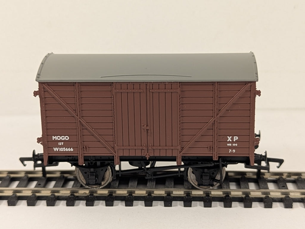 Bachmann OO Gauge 12 Ton Mogo Van Goods Van W105666 BR Brown 37-777