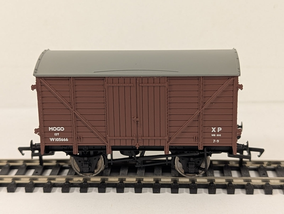 Bachmann OO Gauge 12 Ton Mogo Van Goods Van W105666 BR Brown 37-777