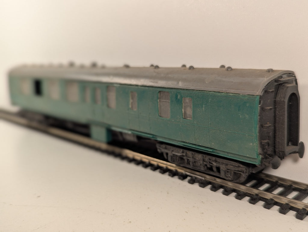 Kitmaster BR Mk1 Coach Green OO Gauge - Missing Couplings, Window & Buffer Beam
