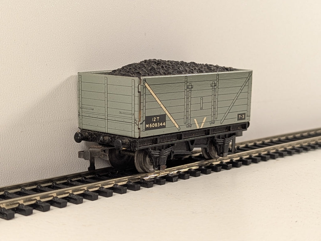Hornby Dublo 32030 OO Gauge BR Grey D2 High-Sided Coal Wagon with Coal Load