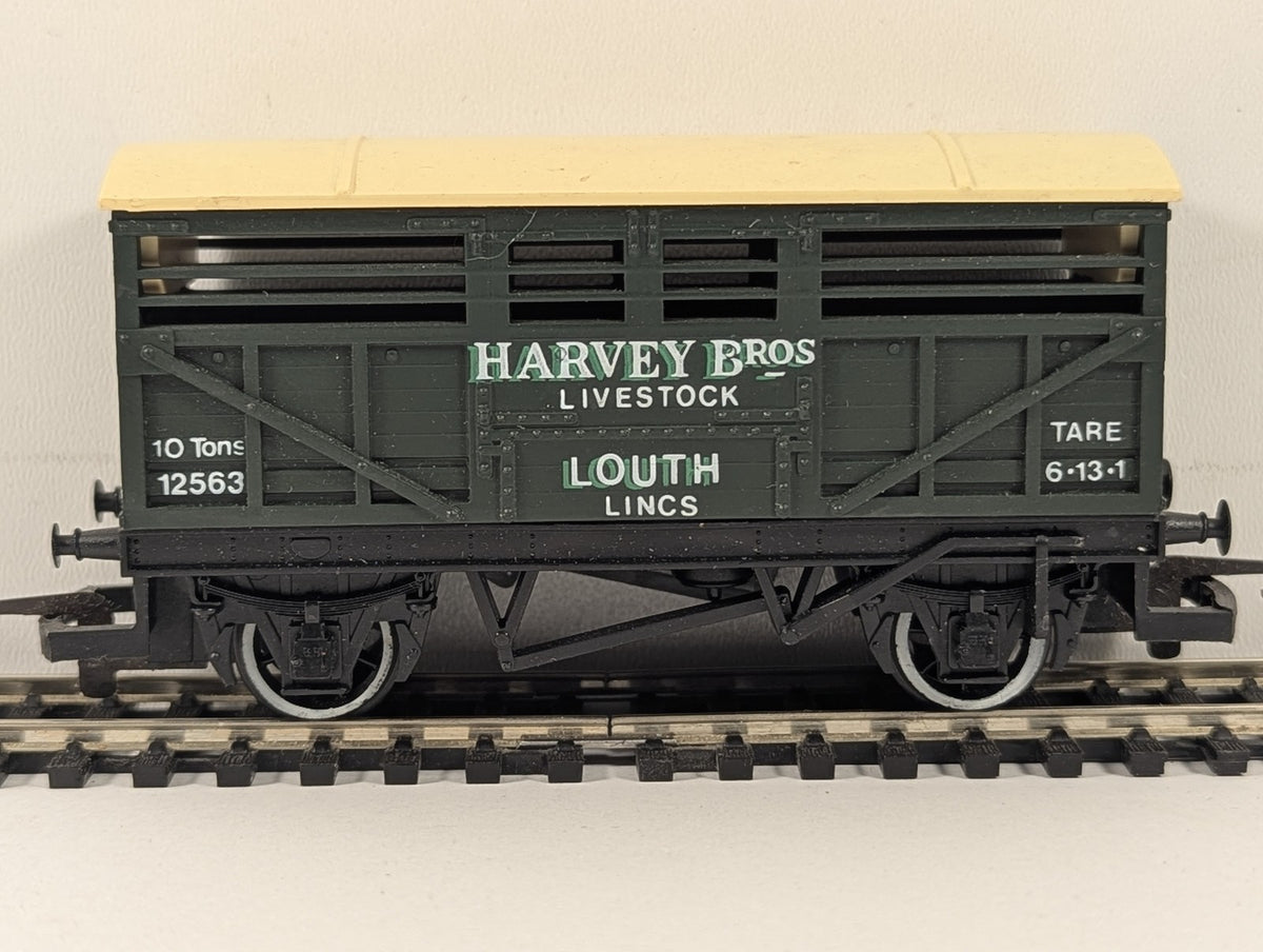 Hornby OO Gauge Harvey Bros Livestock Wagon Goods Wagon 12563 R013
