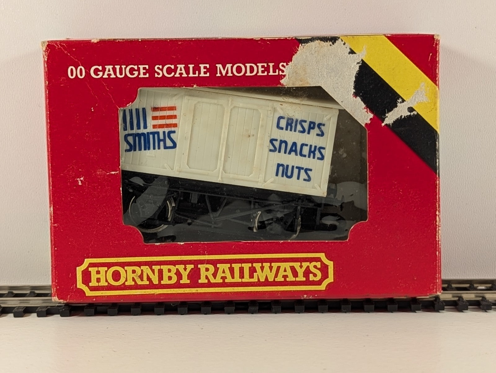 Hornby R135 ‘Smiths Crisps’ Closed Van