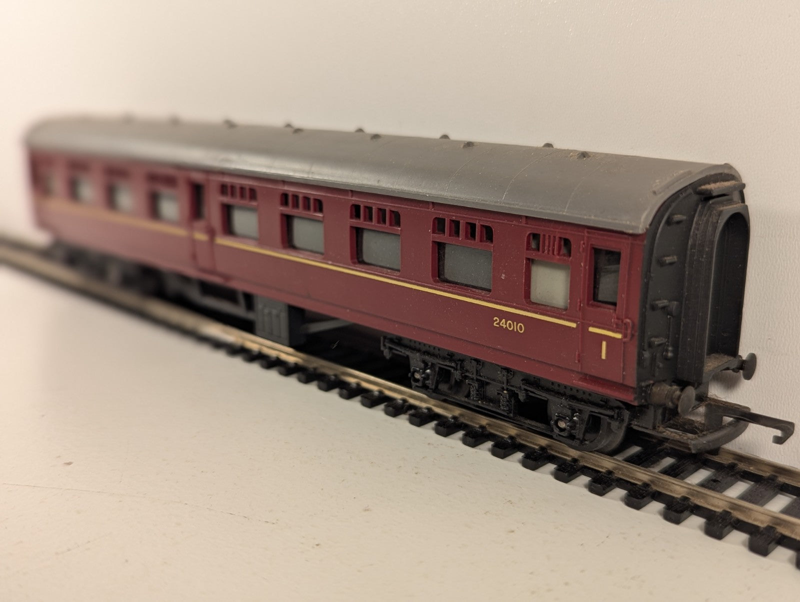 Tri-ang R321 BR Mainline Composite Coach Maroon OO Gauge