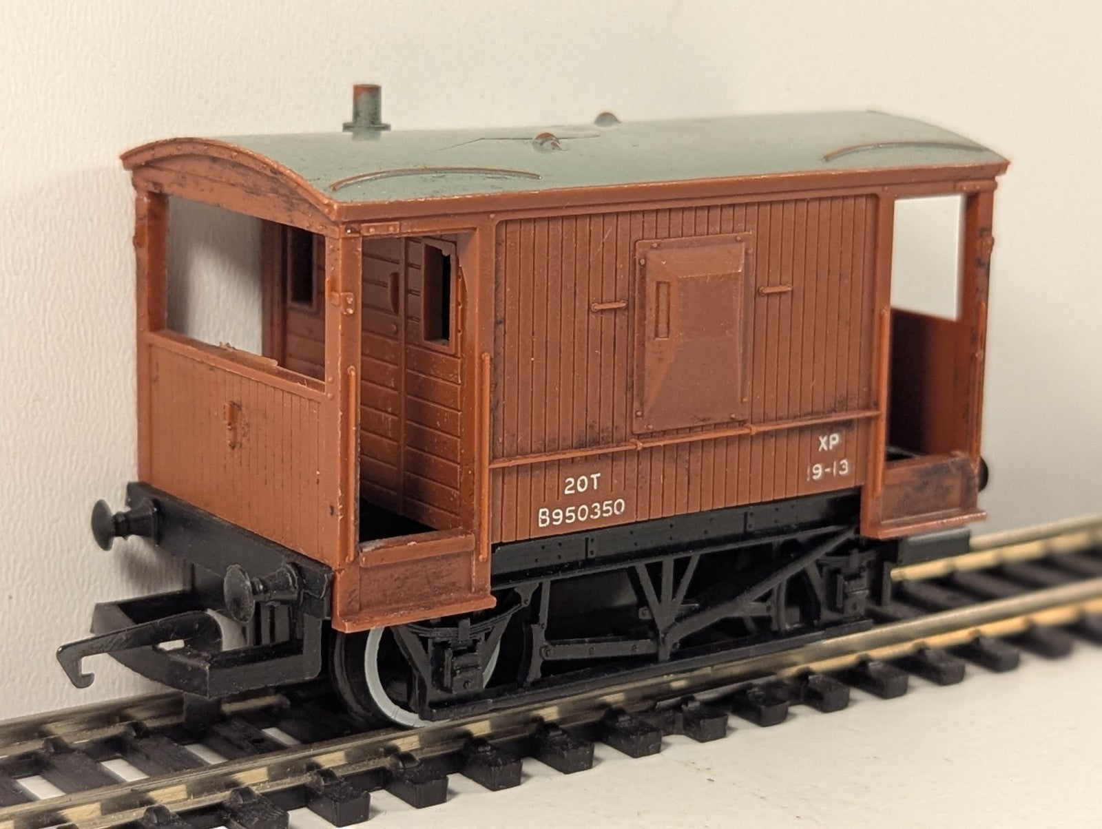 Hornby R239X020 BR 20 Ton Brown Brake Van