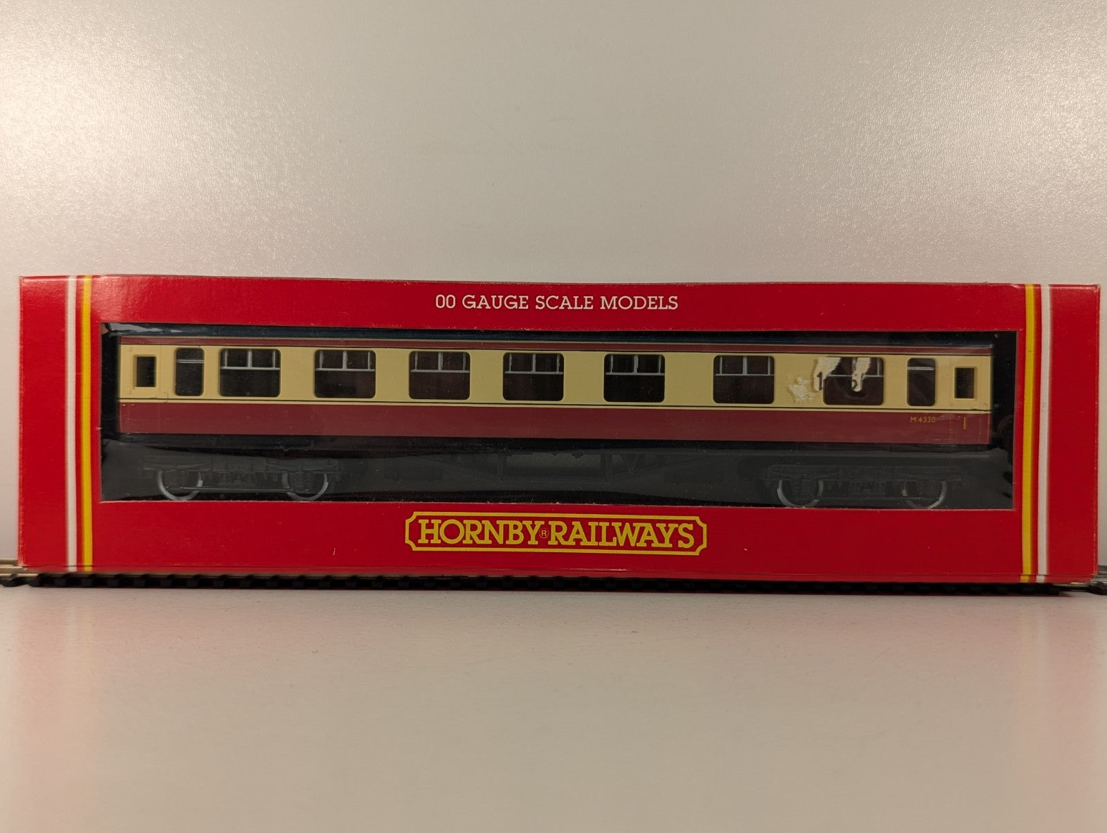 Hornby  R442 BR ex-LMS Stanier Composite Corridor Coach - Crimson & Cream