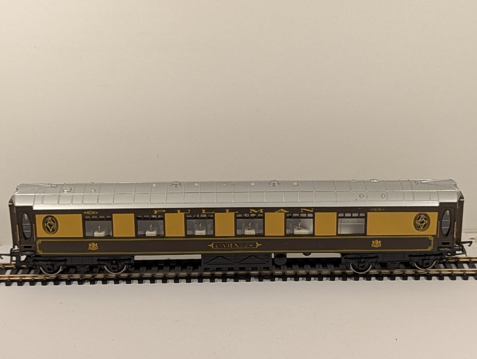 Hornby R223 OO Gauge BR Pullman 1st Class Coach Car 78