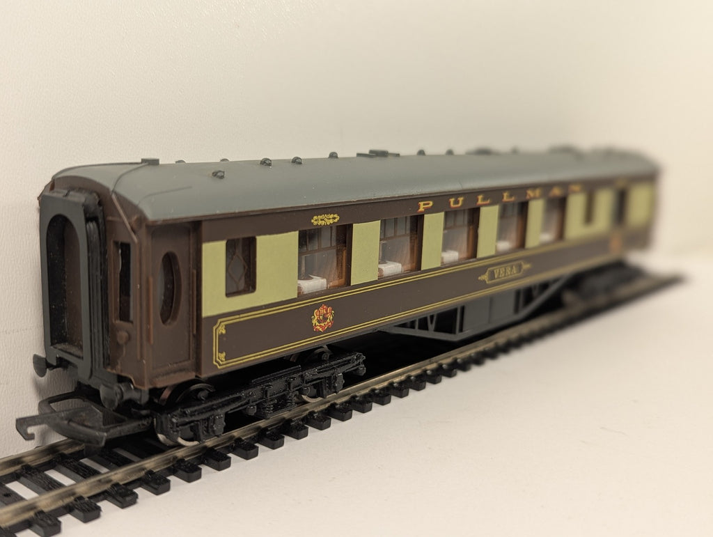 Wrenn OO Gauge Pullman 1st Class Vera Passenger Coach Pullman Umber & Cream
