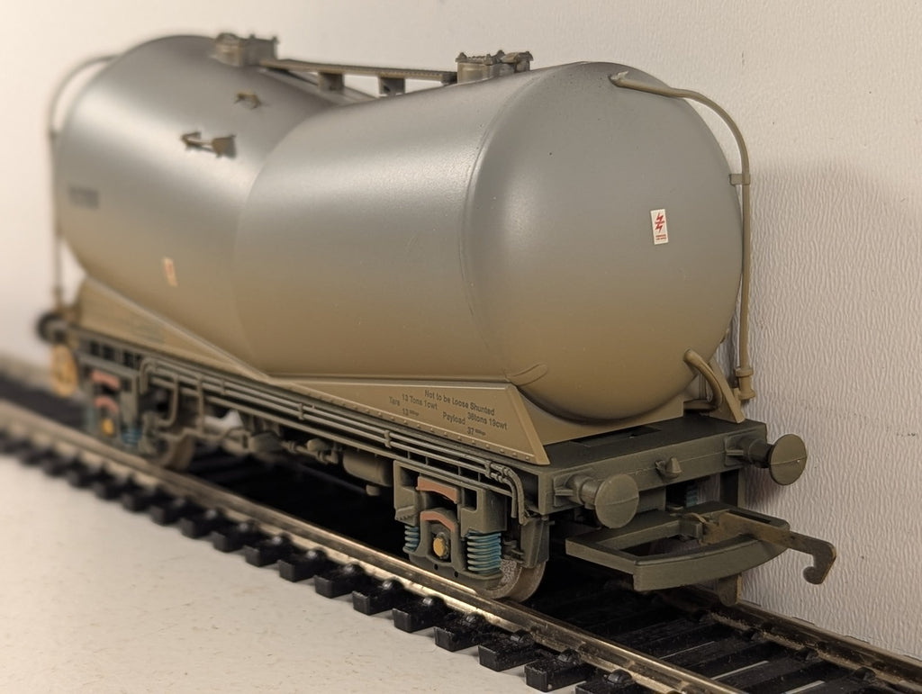 Hornby OO Gauge PCA Bulk Powder Wagon Goods Wagon 9200 Grey