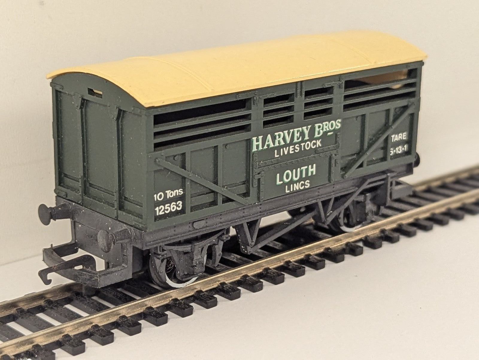 Hornby R013 OO Gauge Harvey Bros Louth Lincs Cattle Wagon 12563