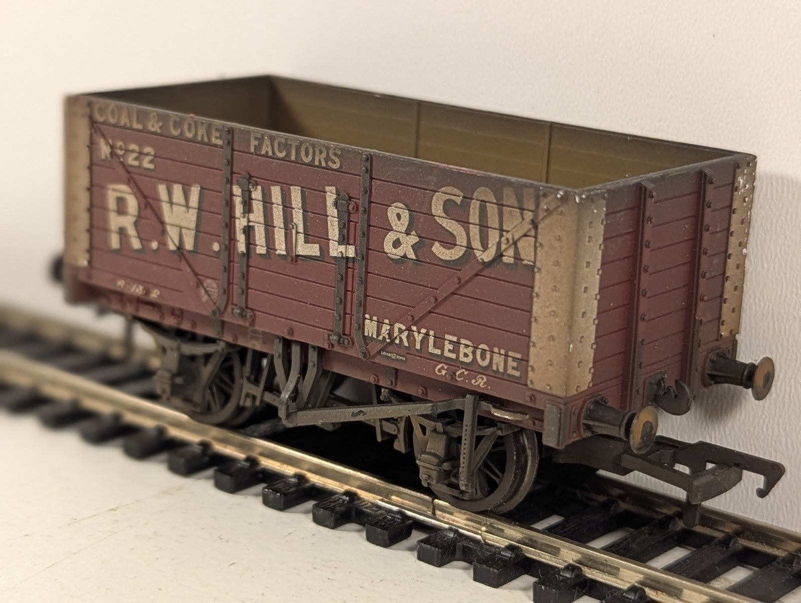 Bachmann Branchline 37-162 8 Plank Wagon “R.W. Hill & Son” Weathered
