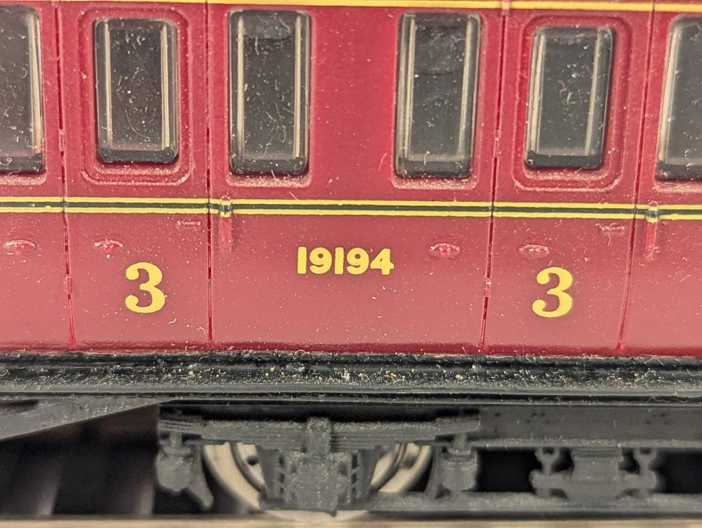 Dapol OO Gauge LMS Non-Corridor Composite Coach Passenger Coach 19194 LMS Maroon
