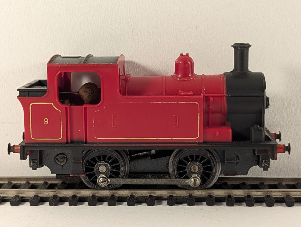 Tri-ang OO Gauge 0-4-0 Tank Locomotive Steam Locomotive 9 Red