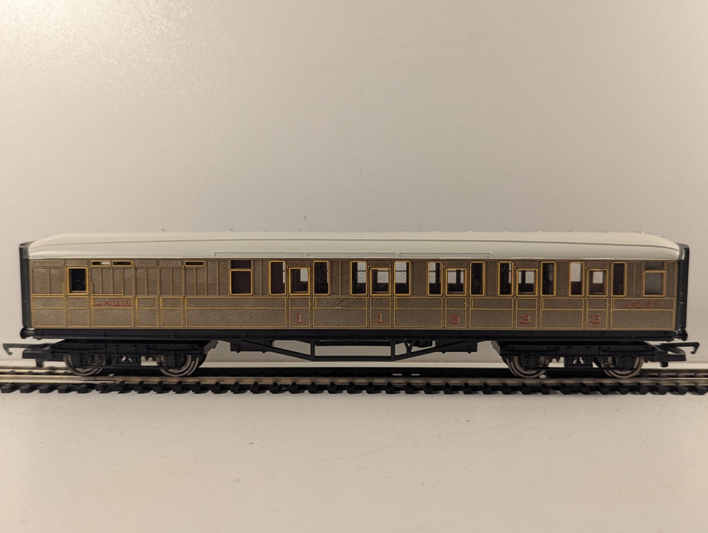 Hornby R478 OO Gauge LNER Teak Brake Composite Coach 4237