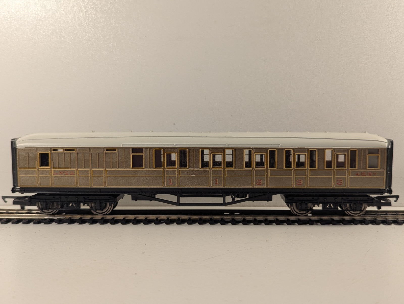 Hornby R478 OO Gauge LNER Teak Brake Composite Coach 4237