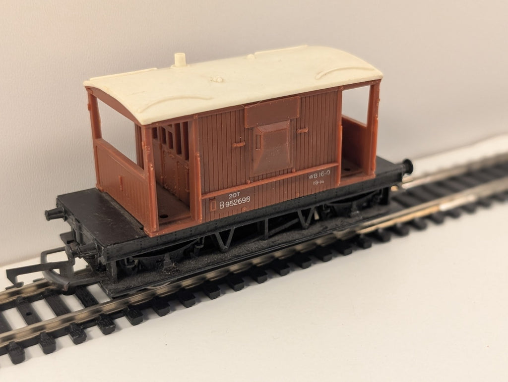 Hornby 12T Brake Van – Brown – OO Gauge