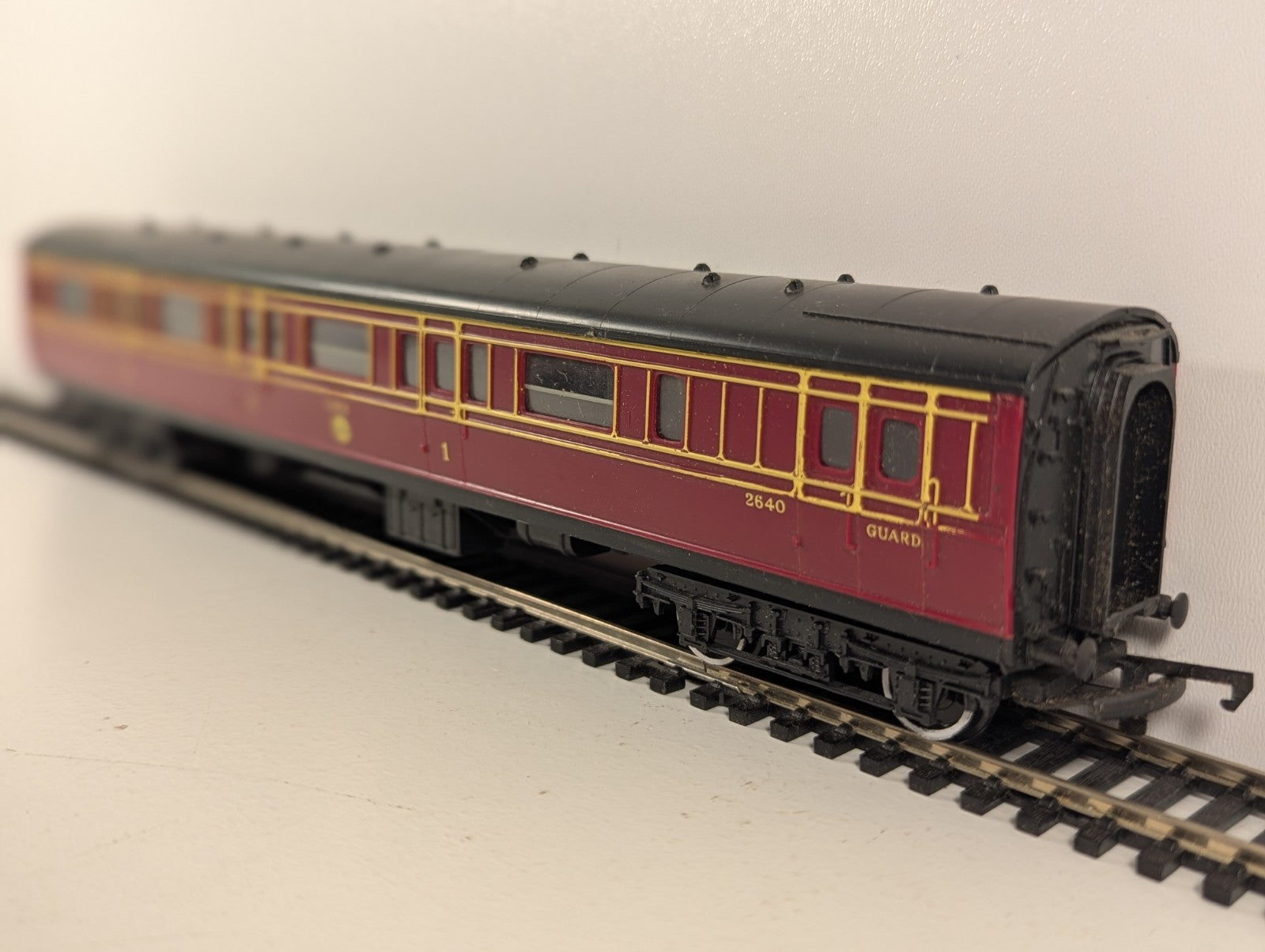 Hornby R748 OO Gauge LMS Caledonian Brake Coach Maroon