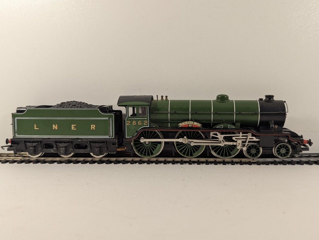 Hornby OO Gauge Class B17/4 4-6-0 'Manchester United' Steam Locomotive 2862