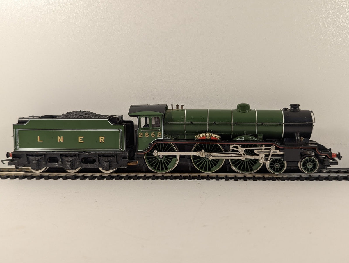 Hornby OO Gauge Class B17/4 4-6-0 'Manchester United' Steam Locomotive 2862
