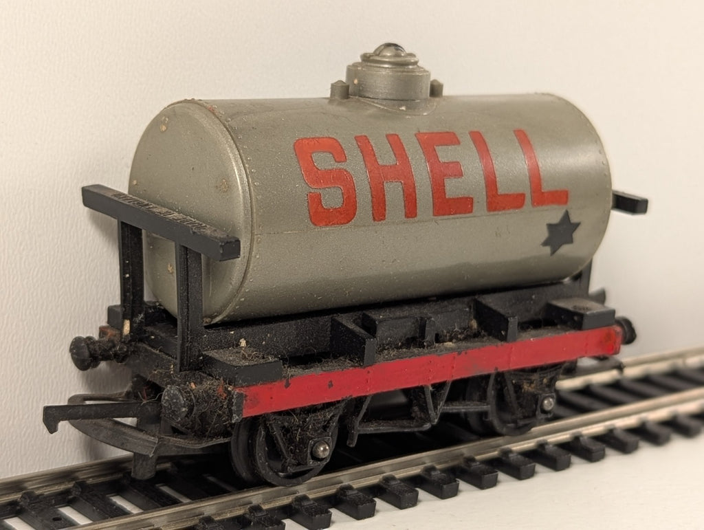 Tri-ang R12 Shell / BP Tank Wagon – OO Gauge
