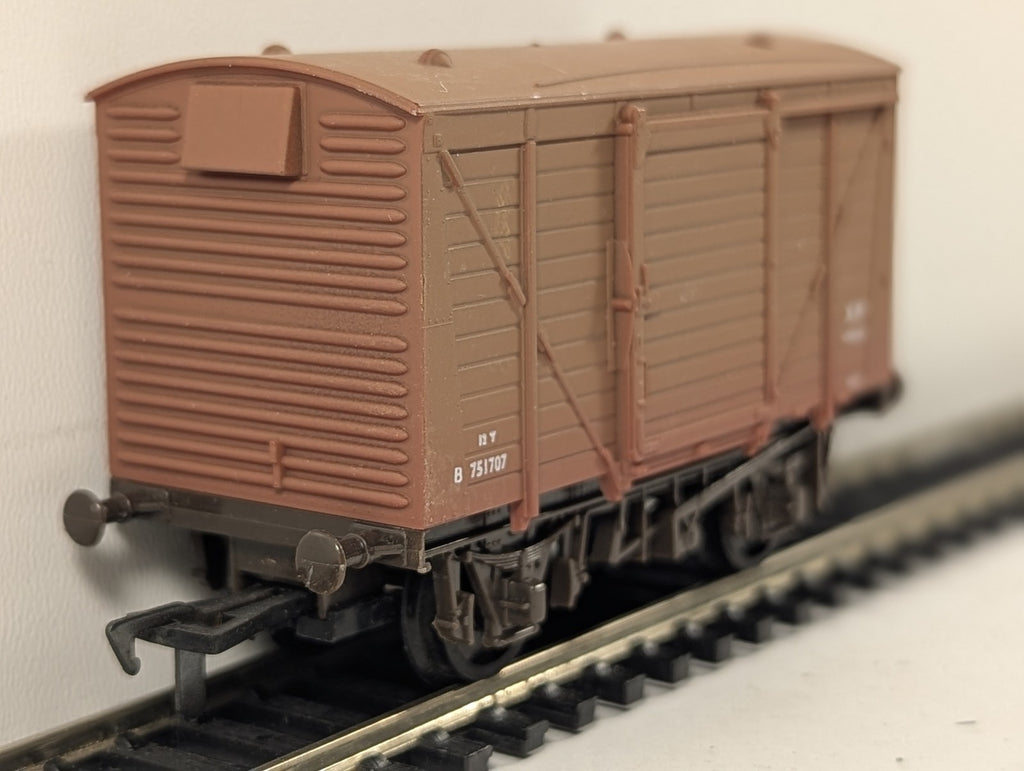 Airfix OO Gauge BR 12T Ventilated Van Goods Wagon B751707 BR Bauxite 54313